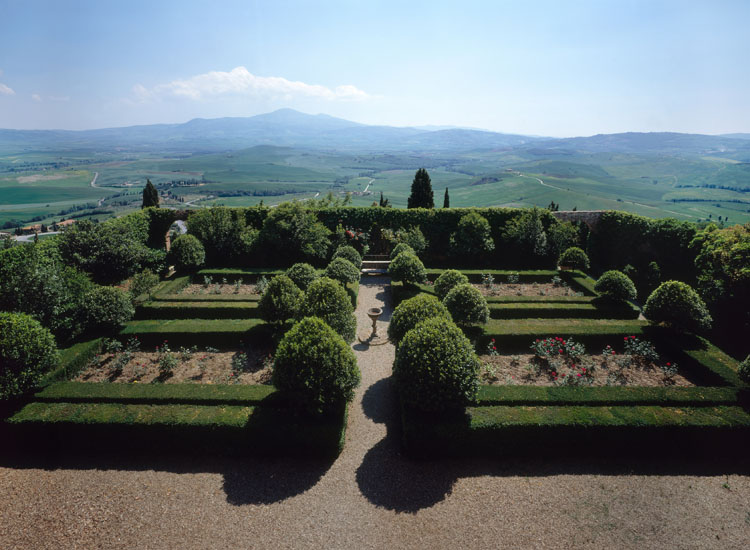 Il giardino pensile di palazzo Piccolomini, aperto a sud verso il monte Amiata (Scala)